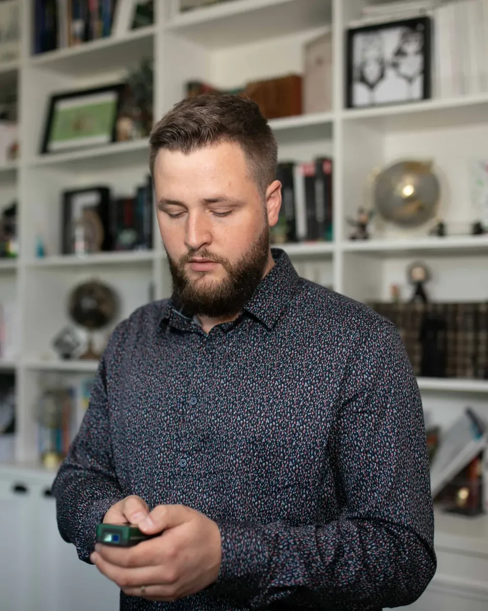Jean Yoder dans son bureau, son téléphone à la main